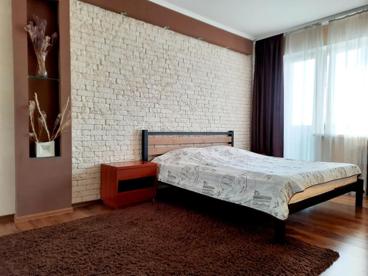 Староярмаркова С Видом На Парк И Реку Kryvy Rih Extérieur photo